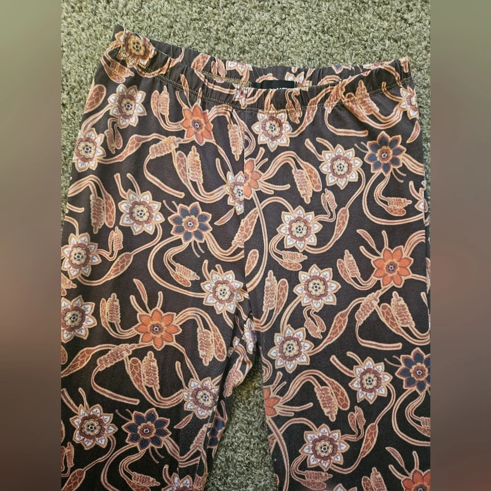 Fashion Nova Foral Patterned Flare Pants 70s Style - Picture 4 of 4